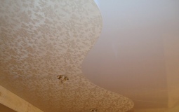 Сочетание разных полотен натяжного потолка для спальни