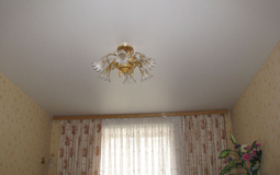 Матовый белый потолок в гостиную