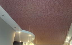 Розовый нежный сатиновый потолок для гостиной
