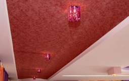 Сатиновый красный натяжной потолок в коридор