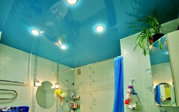 Глянцевый бирюзовый натяжной потолок в ванную