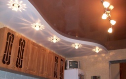 Двухцветный натяжной потолок на кухню