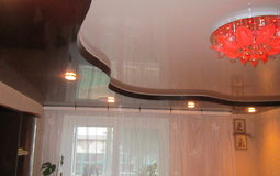 Двухуровневый цветной  потолок для гостиной
