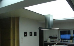Однотонный светопрозрачный потолок на кухню