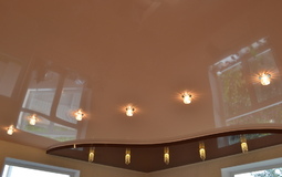 Двухцветный натяжной потолок в гостиную