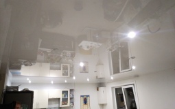 Белый глянцевый потолок для студии